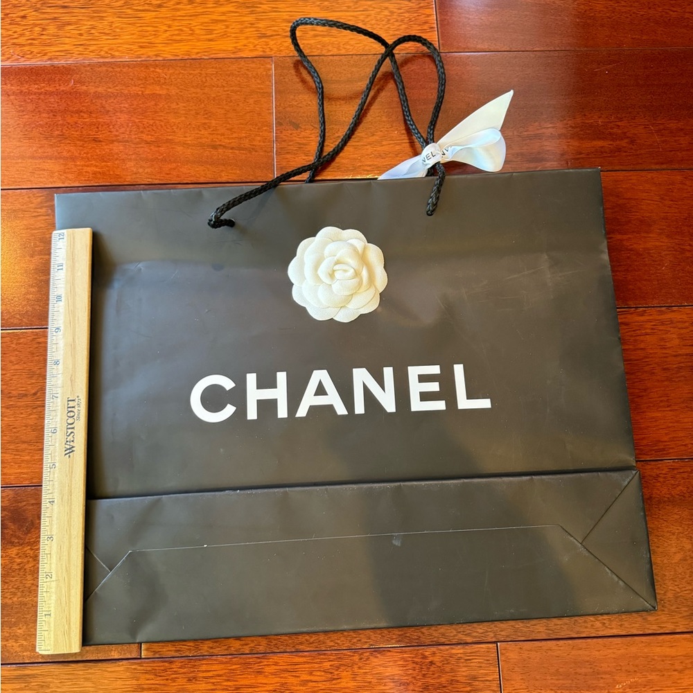 We’ve Chanel gift bag - Picture 3 of 6